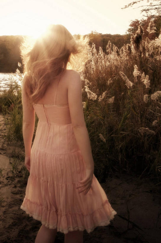 西方人,成年人,中年人,头发,一个人,交叉,竖图,室外,白天,寂寞,太阳,日光,欧洲,美国,欧洲人,仅一个女性,仅一个人,休闲装,树,背面,自然,仅一个中年女性,金色,摄影,相交,交集,女人,女性,中年女性,白种人,海滩,步行,彩图