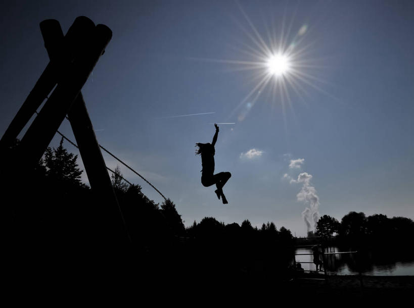 一个人,跳,横图,室外,白天,镜头眩光,太阳,德国,半空,树,天空,乐趣,童年,摄影,享乐,剪影,巴伐利亚,彩图