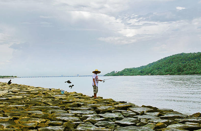 成年人,一个人,站,横图,室外,白天,度假,渔业,海洋,帽子,马来西亚,仅一个男性,鸟类,云,拿着,休闲装,天空,自然,动物,两只,摄影,防波堤,钓竿,岩石,彩图,钓鱼,槟榔屿州