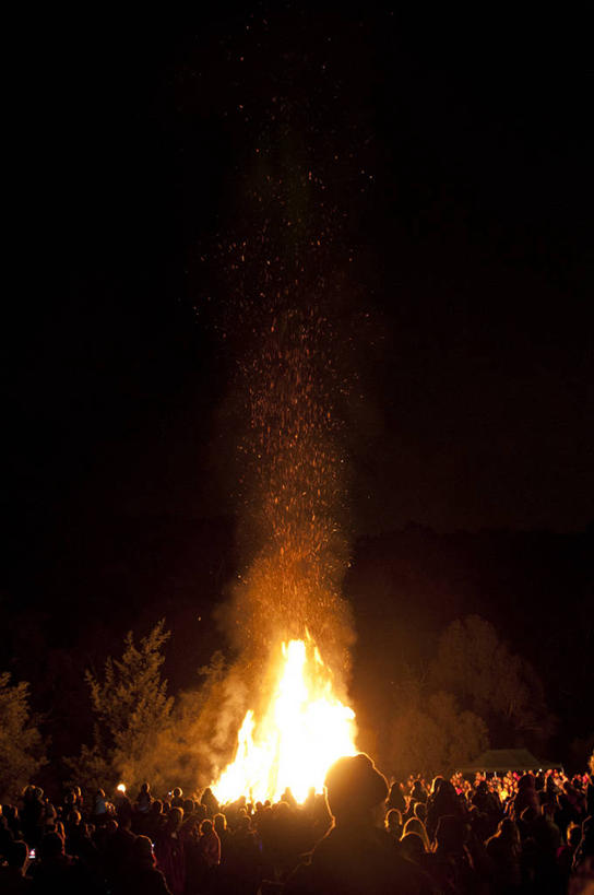 脸,头,脸颊,竖图,室外,夜晚,冬至,火,澳大利亚,庆祝,许多人,燃烧,热,肩膀,天空,一群人,烟,摄影,照亮,剪影,群众,墨尔本,头部,脸部,脸蛋,面部,彩图