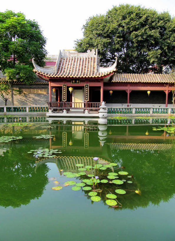 无人,竖图,室外,白天,建筑,莲花,漂浮,反射,柱子,庭院,屋顶,院子,宝塔,树,天空,摄影,宗教,中国文化,广东省,死水,彩图