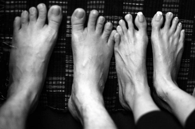 成年人,两个人,横图,黑白,室内,特写,孟加拉国,亚洲,并排,赤脚,放松,摄影,部分,南亚,足,孟加拉人民共和国,式样,吉大港,男人,女人