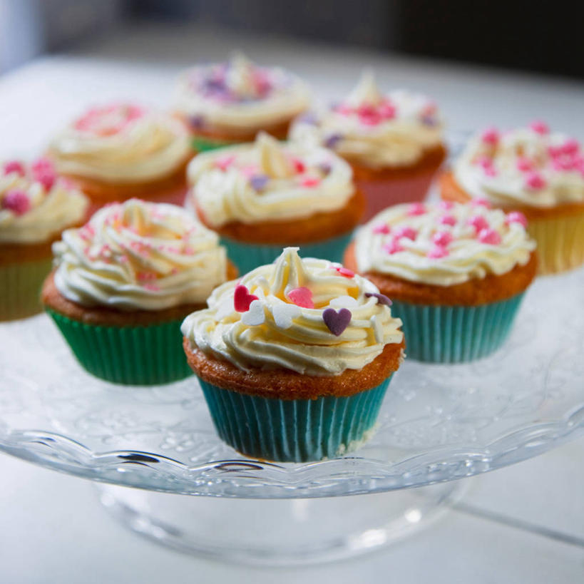 无人,方图,室内,特写,香蕉,英国,一排,整齐,装饰,首都,饮食,排列,甜食,摄影,队列,清新,糖衣,蛋糕托杯,纸托蛋糕,蛋糕台,心型,玻璃杯,彩图,爱,姜饼蛋糕