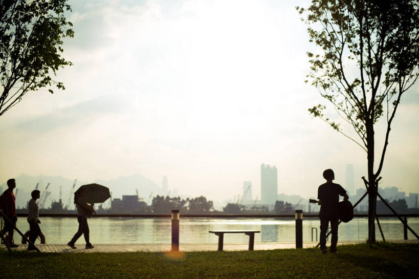 四个人,站,横图,室外,香港,表演,反射,遮阳伞,云,吉他,音乐,拿着,树,天空,黄昏,摄影,保护,死水,彩图