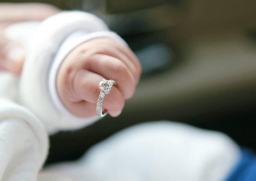 婴儿,手,两个人,横图,室内,特写,北京,首都,拿着,戒指,摄影,部分,高雅,华贵,钻石戒指,柔和,彩图