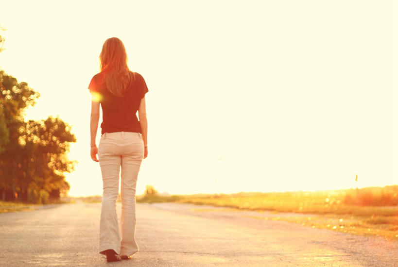 成年人,一个人,横图,室外,白天,日光,美国,仅一个女性,休闲装,树,背面,摄影,伊利诺斯州,万里无云,步行,彩图,单行道,独处