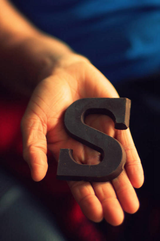 手,手掌,一个人,竖图,室外,特写,白天,荷兰,英文,标志,文字,字符,字母,标识,甜食,巧克力,摄影,黑巧克力,英文字母,部分,鹿特丹,想法,大写字母,彩图