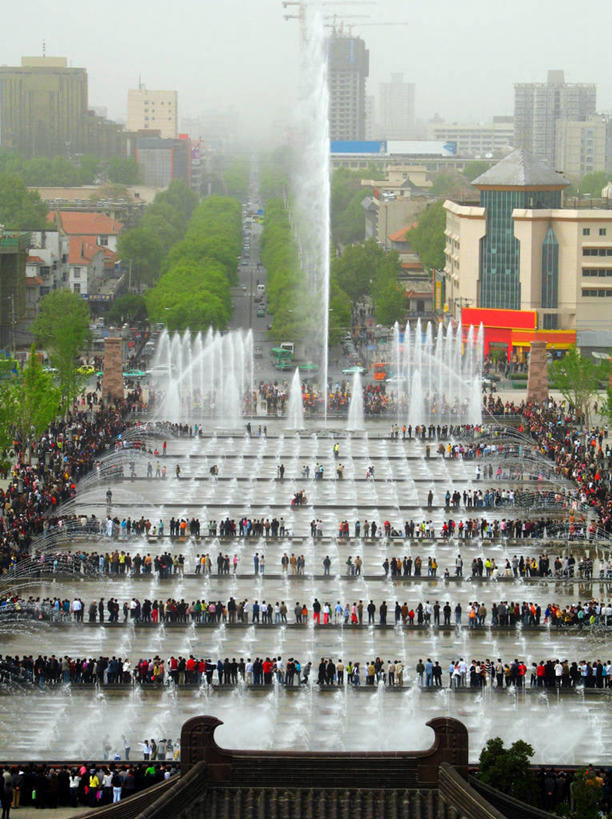 竖图,室外,白天,水,建筑,喷泉,大雁塔,许多人,宝塔,树,地标建筑,一群人,摄影,宗教,中国文化,陕西省,彩图,传统文化