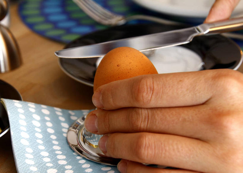 成年人,手,一个人,横图,室内,特写,白天,早餐,奥地利,仅一个男性,准备,开,木制,斑点,鸡蛋,拿着,饮食,桌布,盘子,摄影,部分,彩图