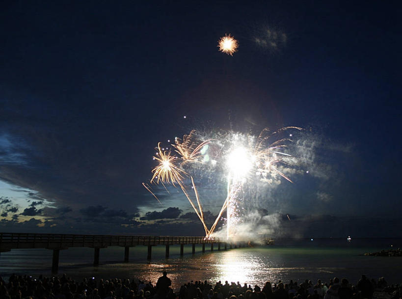 无人,码头,横图,室外,夜晚,爆炸,海洋,德国,欧洲,庆祝,反射,天空,自然,焰火,烟,摄影,宁静,西欧,德意志联邦共和国,波罗的海,石荷州,石勒苏益格.荷尔斯泰因,石勒苏益格.荷尔斯泰因州,彩图