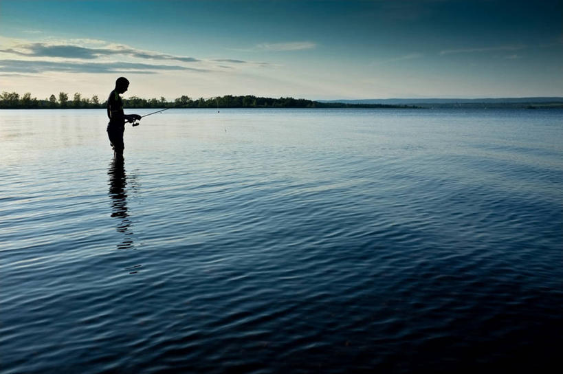 成年人,一个人,站,横图,室外,白天,侧面,河流,加拿大,仅一个男性,反射,云,首都,拿着,天空,自然,摄影,宁静,剪影,渥太华,钓竿,休闲活动,彩图,钓鱼,渥太华河