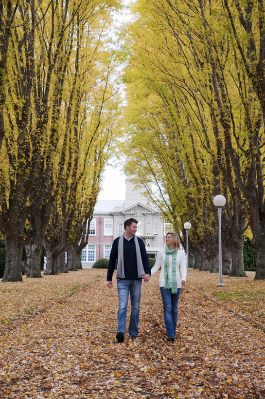 西方人,成年人,中年人,两个人,竖图,室外,白天,正面,植物,叶子,欧洲,加拿大,欧洲人,连接,休闲装,树,树木,绿色,自然,围巾,摄影,生长,成长,干的,大不列颠哥伦比亚,异性恋,中年男性,中年女性,白种人,步行,手牵手,彩图,爱,单行道,林荫大道