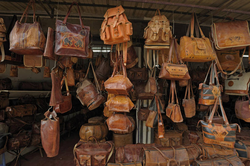 无人,商店,横图,室外,白天,斯里兰卡,许多,吊挂,悬挂,丰富,包,褐色,皮革,很多,挂,货摊,零售,摄影,多样,美术工艺,康提,商人,彩图,街市