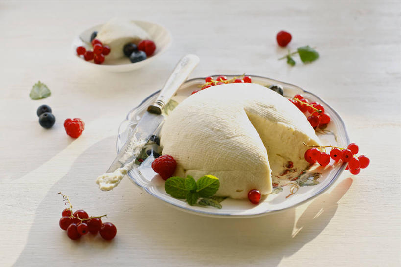 点心,面包,无人,横图,室内,特写,白天,浆果,水果,叶子,日光,奥地利,维也纳,切开,咬,阴影,食品,面点,甜点,甜品,薄荷叶,首都,慕斯蛋糕,吐司,饮食,食物,糕点,白色,盘子,碗,甜食,零食,切,摄影,法式面包,慕斯,咬着,清新,剖面,吐司面包,山羊乳酪,切面,彩图,多士,听型面包