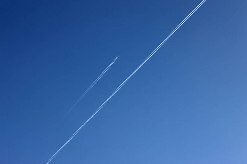 无人,横图,室外,白天,留白,仰视,旅途,英国,烟雾,小路,首都,半空,飞,蓝色,摄影,污染,废气,刨子,飞机尾迹,尾迹云,机尾云,飞机拉烟,云带,尾迹,万里无云,机尾迹,飞机尾气,跟随,彩图,低角度拍摄