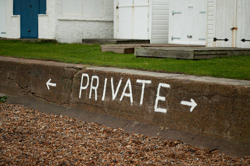 无人,横图,室外,白天,通讯,指示牌,叶子,英国,标志,文字,墙,方向,标识,箭头,自然,摄影,指导,英文字母,指向,簇,彩图