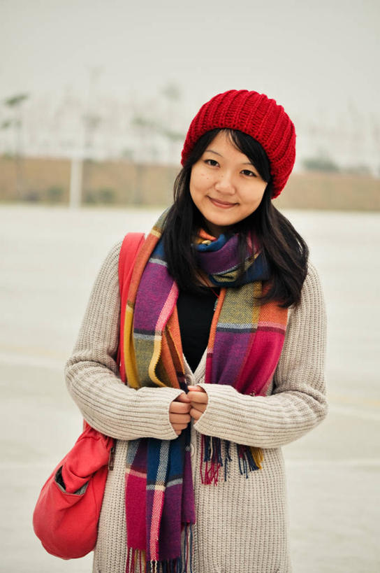 成年人,头发,一个人,微笑,竖图,室外,白天,正面,毛衣,满意,幸福,信心,帽子,广州,仅一个年轻女性,仅一个女性,仅一个人,包,冬天,黑色,天空,围巾,摄影,肖像,广东省,编织帽,年轻女性,女人,女性,中国人,年轻人,长发,半身,彩图,美人