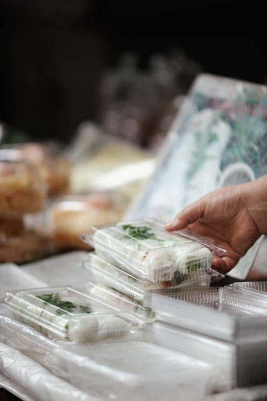 手,一个人,竖图,室内,白天,商务,曼谷,泰国,食品,首都,拿着,春卷,盒子,零售,摄影,部分,清新,商人,彩图