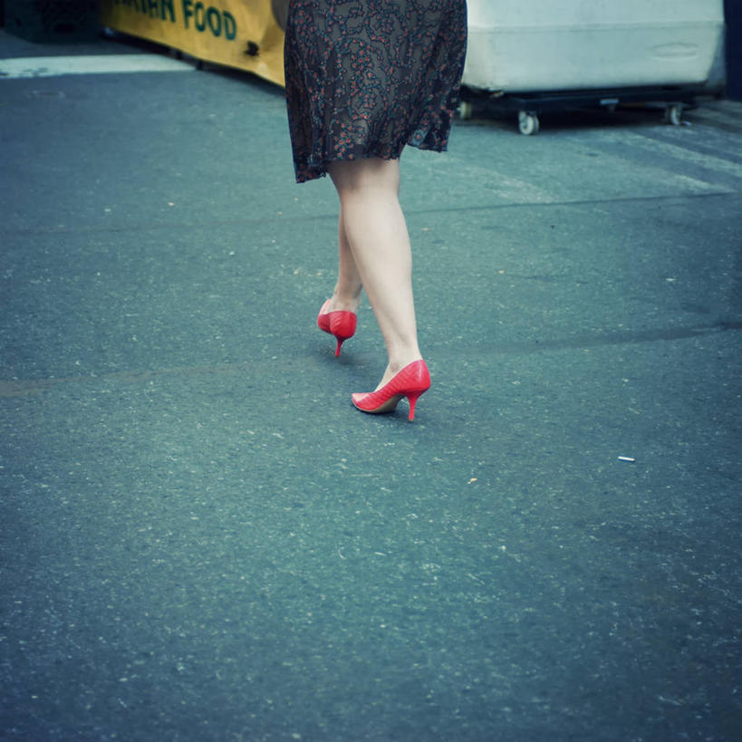 成年人,一个人,方图,室外,白天,高跟鞋,时尚,街道,纽约,美国,仅一个女性,休闲装,背面,红色,摄影,部分,纽约州,步行,彩图