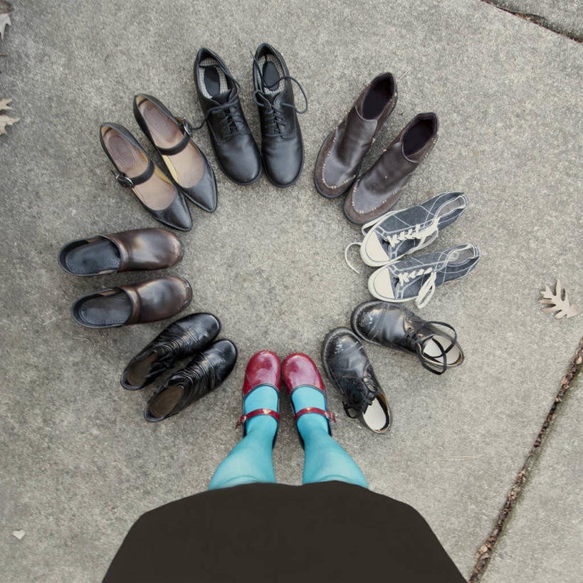 成年人,一个人,站,方图,室外,白天,时尚,鞋子,美国,仅一个女性,许多,圆形,褐色,很多,红色,蓝色,摄影,多样,长袜,伊利诺斯州,彩图