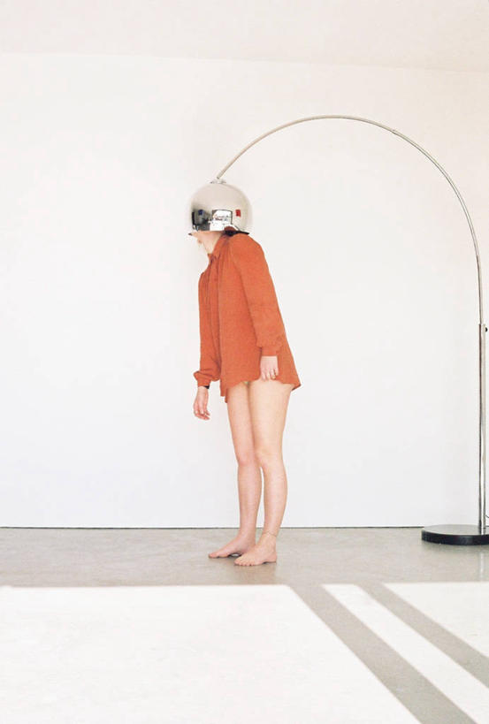 成年人,一个人,站,竖图,白色背景,侧面,衬衫,英国,仅一个女性,墙,灯罩,赤脚,橙色,摄影,幽默,彩图,影棚拍摄