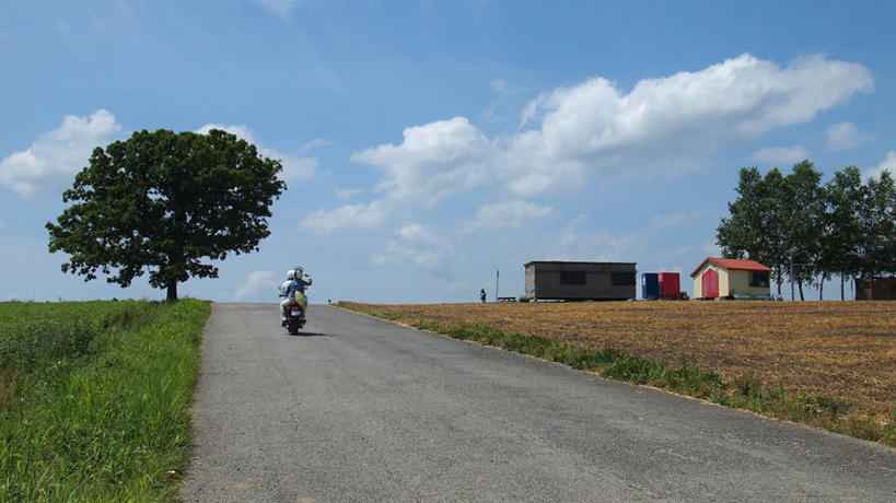 两个人,横图,路,摩托车,北海道,日本,房屋,地平线,云,辽阔,地面,草,树,天空,广阔,运输,摄影,一望无际,延伸,天地相交,美瑛,无边无际,一马平川,彩图