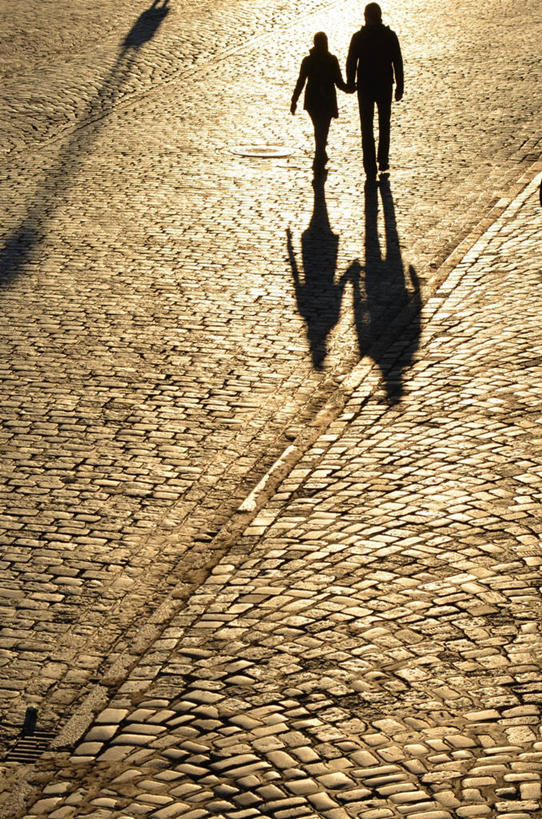 成年人,两个人,竖图,室外,德国,连接,阴影,人行道,背面,黄昏,摄影,剪影,男人,女人,步行,手牵手,彩图,鱼市