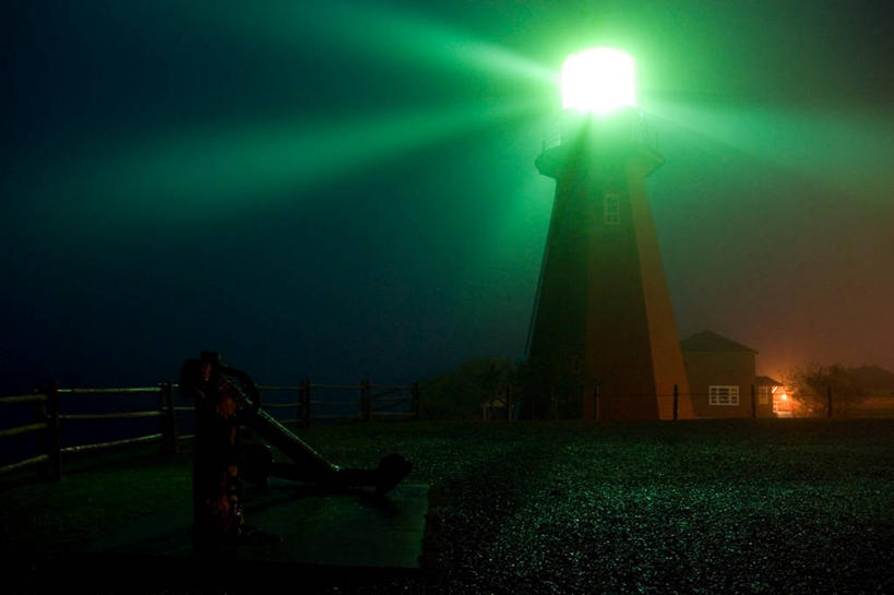 无人,横图,室外,夜晚,暴风雨,道路,建筑,加拿大,信息,灯塔,交通,天气,方向,绿色,摄影,引导,指导,指引,保护,照亮,航标,魁北克,彩图,盖斯佩半岛,导航