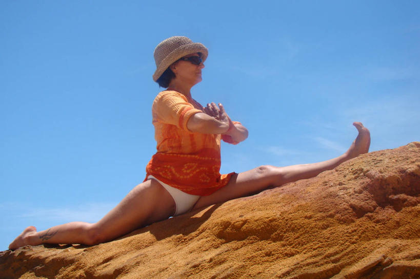 成年人,中年人,老年人,一个人,坐,横图,室外,白天,帽子,巴西,仅一个女性,仅一个人,内衣,云,天空,太阳镜,祈祷,仅一个中年女性,健康,赤脚,活力,瑜珈,摄影,张开双腿,弹性,阿拉戈斯,展开双腿,女人,女性,中年女性,岩石,上装,彩图,伸展双腿,独处