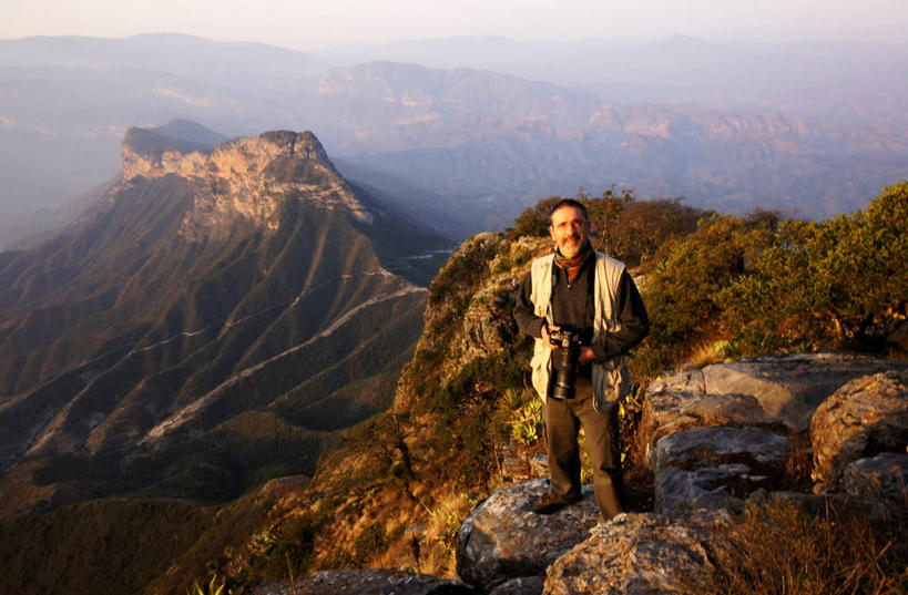 西方人,成年人,中年人,老年人,一个人,站,横图,俯视,室外,白天,探险,山,山脉,相机,墨西哥,欧洲,欧洲人,仅一个男性,仅一个人,仅一个中年男性,休闲装,探索,摄影,拉丁美洲,肖像,克雷塔罗州,冒险,男人,男性,中年男性,白种人,岩石,彩图,高角度拍摄