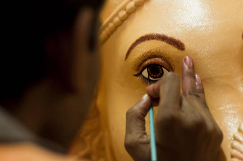 成年人,一个人,横图,室内,特写,白天,印度,仅一个男性,准备,节日,文化,祈祷,健康,许愿,摄影,宗教,信仰,纪念,祈求,创造力,专心,作画,卡纳塔克邦,技能,美术工艺,班加罗尔,象头神,迦尼萨,平安,彩图,毗那也迦,毗那夜迦,象鼻财神,象鼻天,障碍神