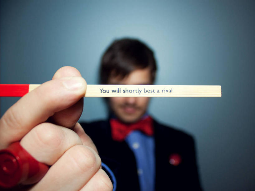 成年人,脸,头,脸颊,一个人,横图,特写,正面,通讯,运气,美国,仅一个男性,仅一个人,蓝色背景,套装,领结,文字,拿着,肩膀,仅一个年轻男性,红色,戒指,摄影,英文字母,中国文化,出示,算命,威斯康星,男人,男性,年轻男性,年轻人,头部,脸部,脸蛋,面部,彩图,影棚拍摄