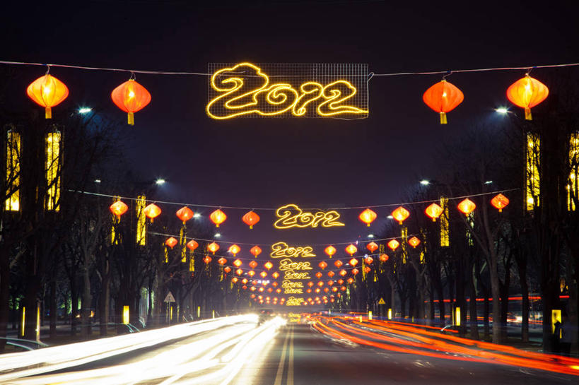 无人,横图,室外,夜晚,长时间曝光,城市,路,照明,吊挂,悬挂,庆祝,装饰,灯笼,数字,文字,纸灯笼,挂,天空,灯具,运输,摄影,迅速,照亮,照明设备,中国文化,彩图,林荫大道