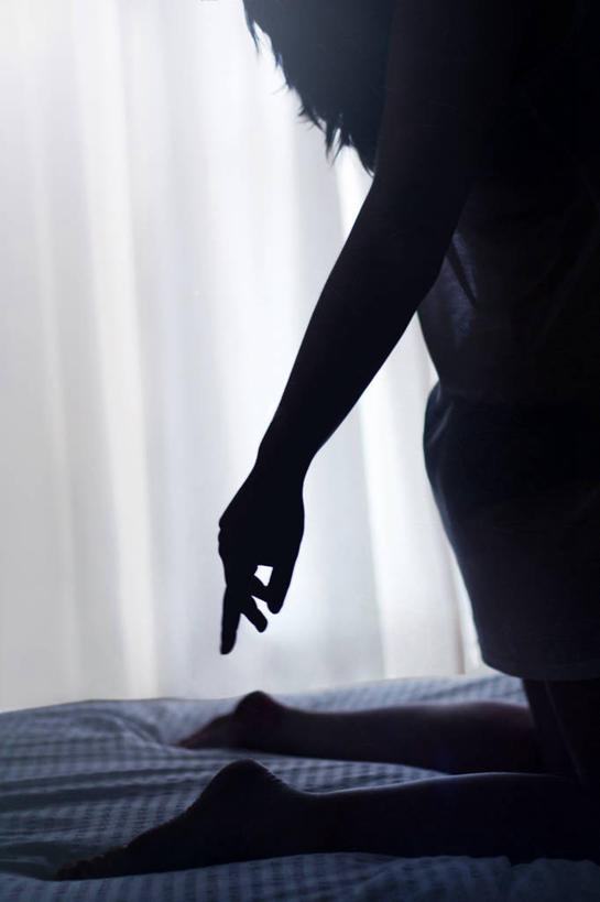 成年人,一个人,竖图,室内,白天,侧面,窗帘,床,卧室,英国,仅一个女性,指,指点,休闲装,赤脚,放松,摄影,部分,指向,柴郡,跪着,彩图