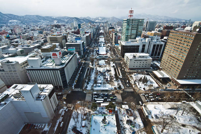 横图,俯视,室外,白天,度假,美景,雪,城市风光,城市,道路,建筑,街道,路,摩天大楼,公路,北海道,日本,亚洲,庆祝,日本文化,景观,云,冬天,交通,娱乐,天空,享受,休闲,景色,放松,寒冷,摄影,东亚,札幌,大通公园,日本国,北海道地方,北海道岛,县厅,马路,彩图,高角度拍摄,札幌市,传统文化,冰雪节