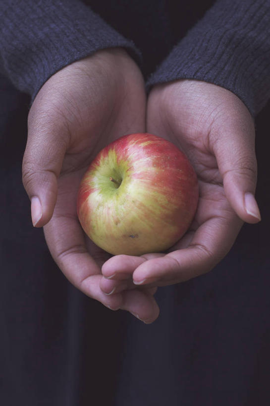 手,手掌,一个人,竖图,特写,苹果,水果,美国,食品,拿着,饮食,一个,红色,绿色,摄影,单个,部分,北美,北美洲,清新,美洲,健康食物,威斯康辛州,北亚美利加洲,亚美利加洲,威斯康星,威斯康星州,威斯康辛,权皮之州,獾穴之州,美洲獾之州,獾州,奶制品之州,密尔沃基,捧着,彩图,美利坚合众国
