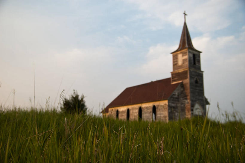无人,教堂,横图,室外,白天,建筑,美国,废弃,田地,云,草,树,天空,摄影,宗教,报废,废物,基督教,丢弃,放弃,抛弃,内布拉斯加,摈弃,彩图,屏弃,摈斥,摒除
