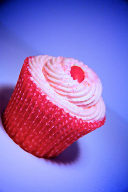 无人,竖图,特写,阴影,蓝色背景,饮食,粉色,甜食,摄影,清新,纸托蛋糕,贝德福德郡,彩图,影棚拍摄