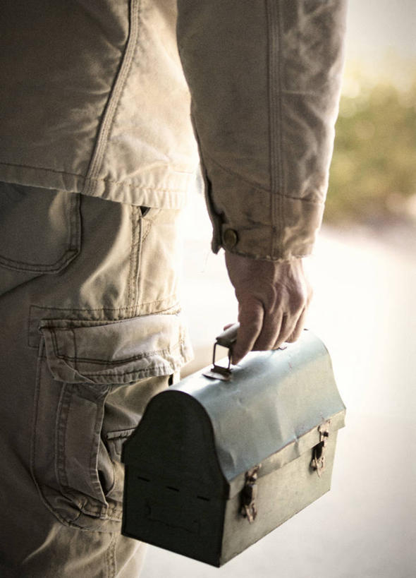 一个人,竖图,室外,特写,白天,美国,古典,拿着,休闲装,饮食,一个,背面,摄影,单个,部分,简单,彩图,工人阶级