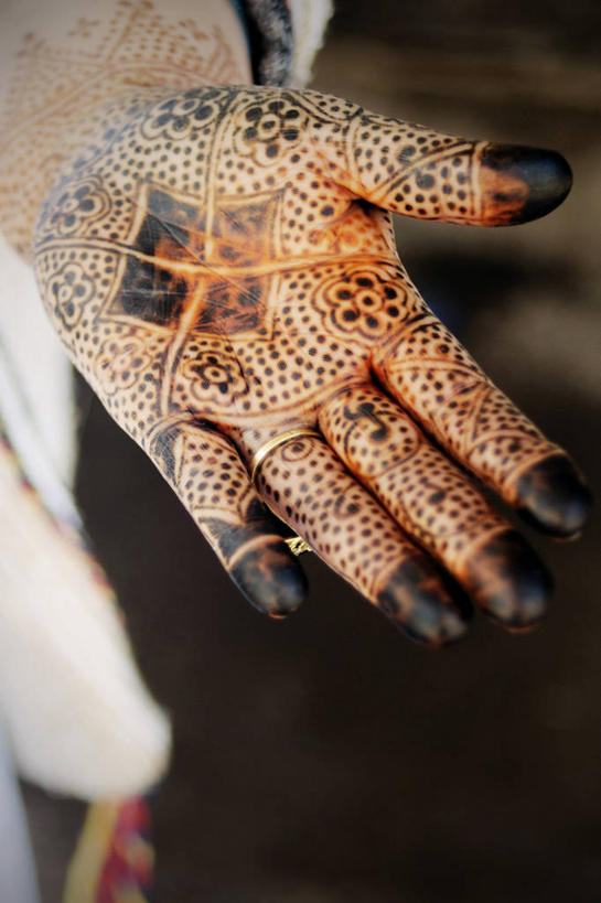 成年人,手,手掌,一个人,竖图,室内,特写,白天,摩洛哥,仅一个女性,庆祝,艺术,彩绘,文化,摄影,部分,创造力,人体彩绘,美观,式样,纹身彩绘,摩洛哥文化,彩图,传统文化
