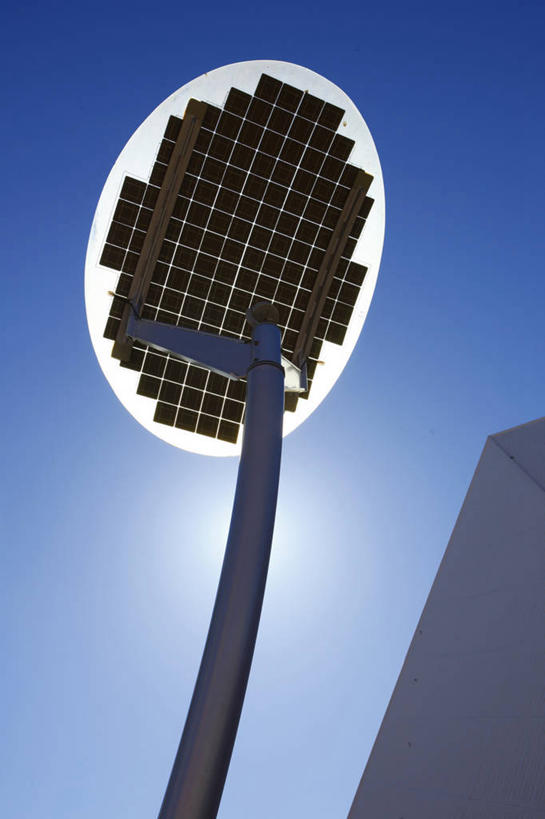 无人,竖图,室外,白天,仰视,技术,太阳能,澳大利亚,蓝色,摄影,逆光,替代能源,环境保护,万里无云,南澳大利亚,太阳能电池板,彩图,低角度拍摄