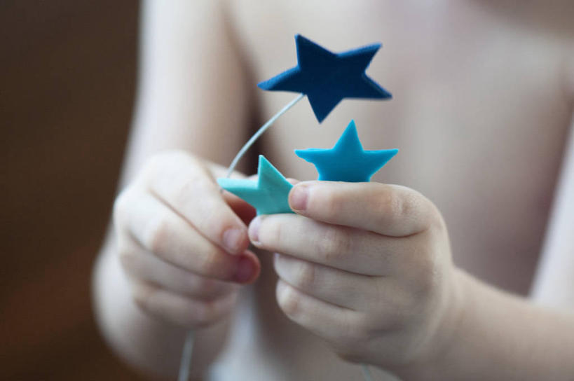 儿童,一个人,横图,室内,特写,纯洁,澳大利亚,拿着,蓝色,星形,可爱,童年,童趣,摄影,童真,烂漫,无邪,昆士兰州,汤斯维尔,天真,彩图