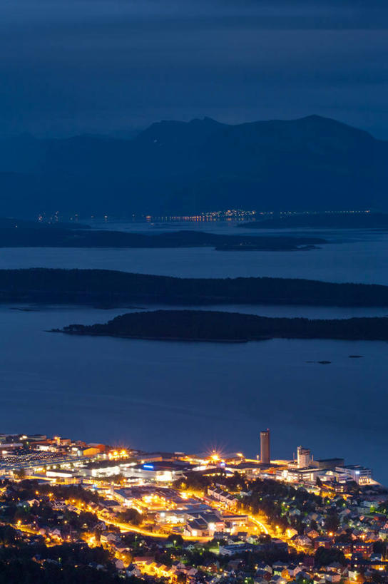 无人,竖图,俯视,室外,夜晚,度假,海洋,美景,山脉,城市风光,城市,建筑,挪威,欧洲,岛,景观,娱乐,自然,享受,休闲,景色,放松,摄影,宁静,照亮,斯堪的纳维亚,北欧,斯堪的那维亚,斯堪的那维亚半岛,斯堪的纳维亚半岛,挪威王国,默勒.鲁姆斯达尔,默勒.鲁姆斯达尔郡,彩图,高角度拍摄
