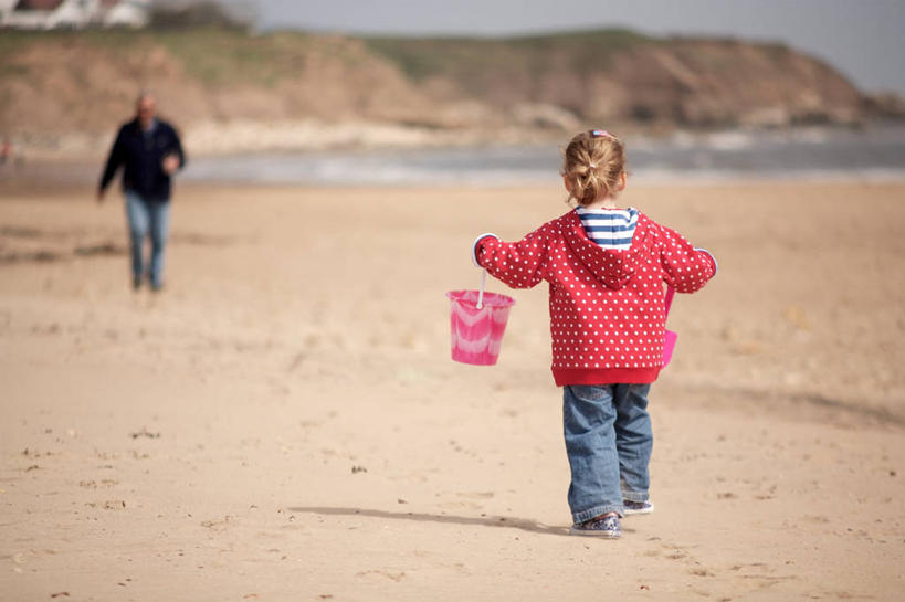 儿童,成年人,头发,两个人,跑,横图,室外,白天,度假,纯洁,日光,英国,沙子,拿着,小孩,金色,可爱,童年,童趣,摄影,童真,烂漫,无邪,桑德兰,天真,男人,女孩,孩子,海滩,休闲活动,彩图