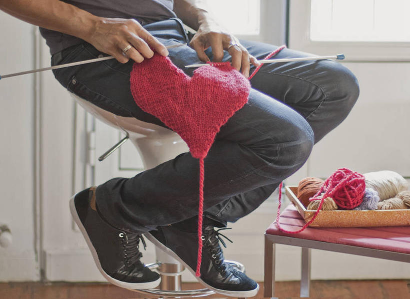 成年人,手,一个人,坐,横图,室内,白天,桌子,西班牙,仅一个男性,卷曲,编织,缠绕,织物,拿着,线团,纺织,毛线,摄影,缝纫,部分,羊毛,针织,创造力,技能,美术工艺,心型,彩图,爱