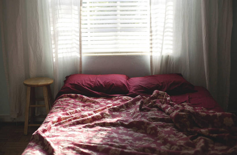 无人,横图,室内,白天,窗户,窗帘,床,卧室,日光,美国,床单,凌乱,红色,枕头,百叶帘,摄影,吧椅,多余,彩图