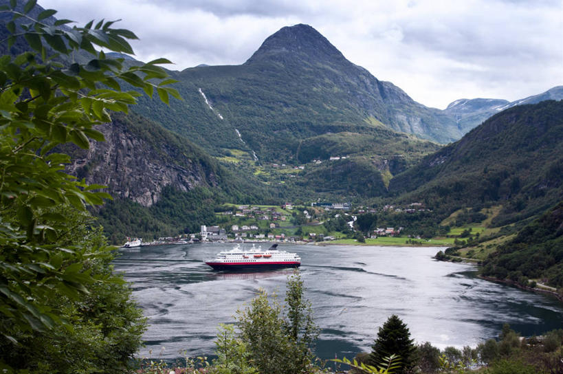 无人,横图,俯视,室外,白天,美景,山,客轮,挪威,欧洲,景观,云,苔藓,树,风景,天空,自然,邮轮,景色,运输,摄影,宁静,斯堪的纳维亚,自然风光,北欧,斯堪的那维亚,斯堪的那维亚半岛,斯堪的纳维亚半岛,盖伦格峡湾,挪威王国,默勒.鲁姆斯达尔,默勒.鲁姆斯达尔郡,彩图,高角度拍摄