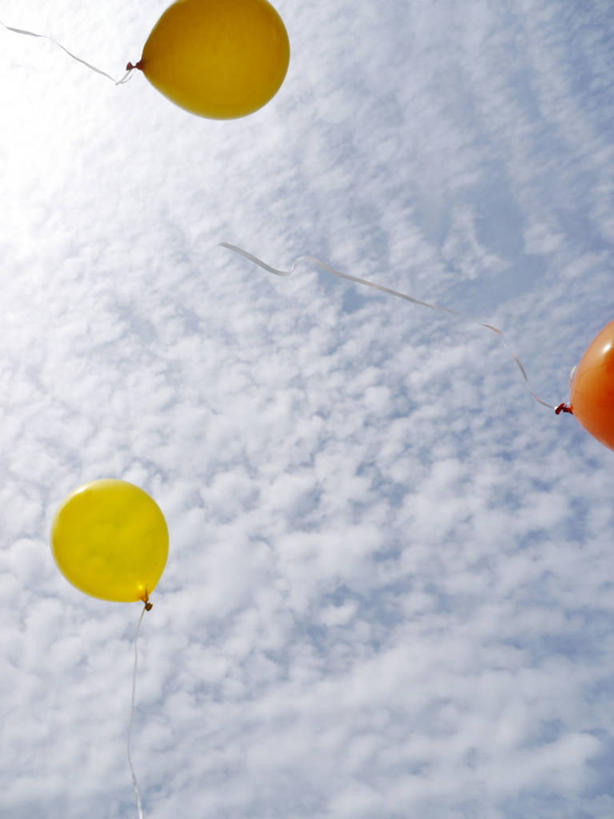 无人,竖图,室外,白天,仰视,自由,风,德国,云,半空,飞,黄色,天空,自然,橙色,摄影,宁静,无忧无虑,彩图,低角度拍摄,氦气球