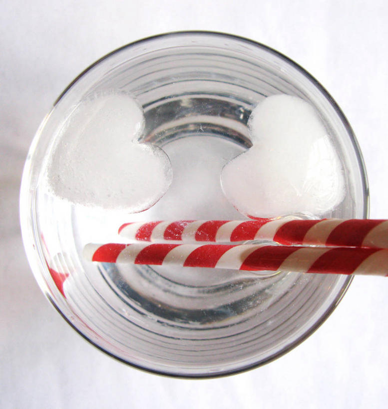 无人,竖图,俯视,特写,白色背景,水,英国,饮食,吸管,冷饮,寒冷,摄影,清新,心型,玻璃杯,彩图,高角度拍摄,影棚拍摄,爱