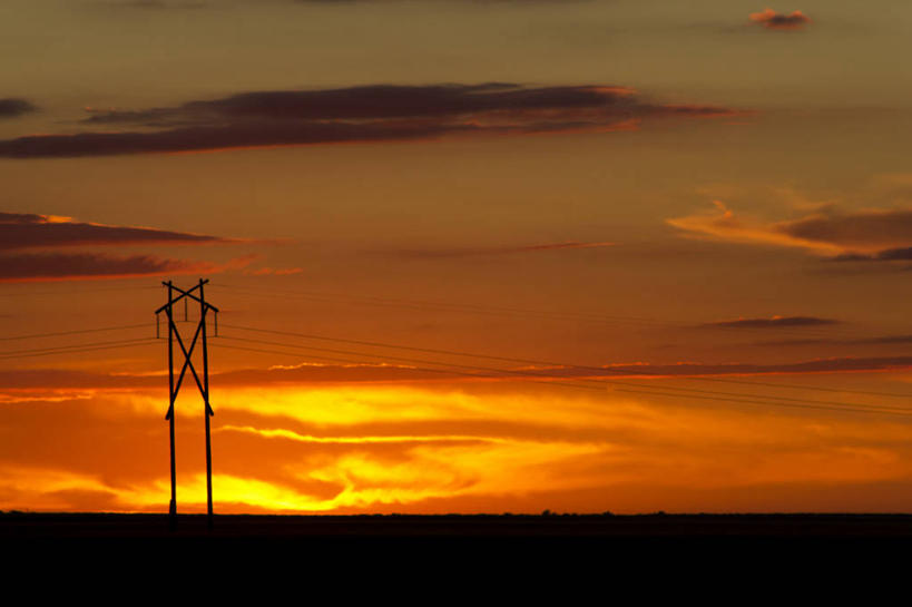 无人,横图,室外,草原,日落,加拿大,地平线,云,辽阔,地面,风景,天空,自然,广阔,摄影,能源,一望无际,延伸,天地相交,萨斯喀彻温省,无边无际,一马平川,彩图,电力线
